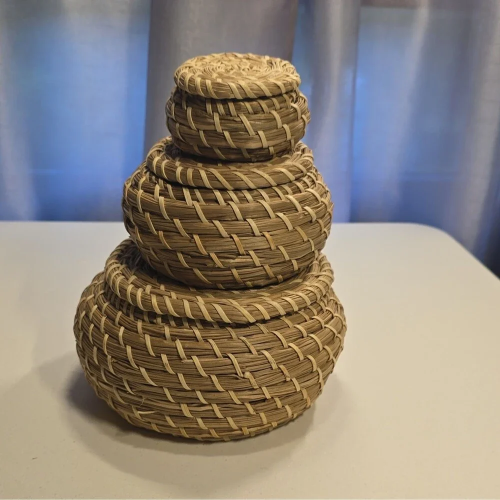 Vintage Set of 3 Round Wicker Baskets With Lids Beige Handmade Indoor Décor